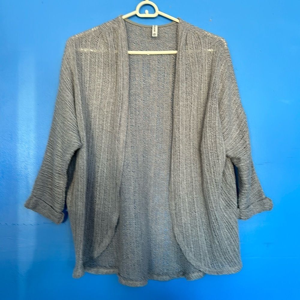 7 Day Wknd Women’s Gray Knit Shrug Sweater Size Medium | Open Front Layering